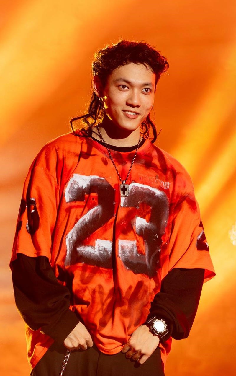 Nụ cười nhẹ trong hình nền Tage sân khấu