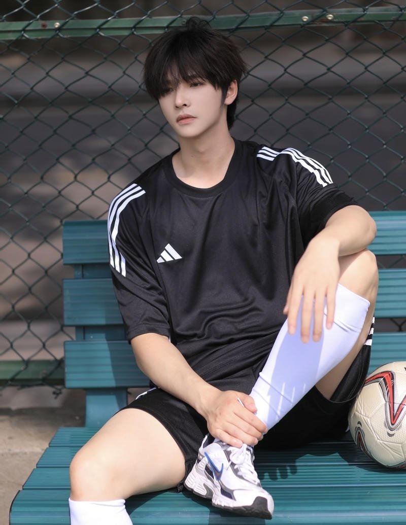 Nụ cười nhẹ xuất hiện trong ảnh trai đá bóng cuốn hút