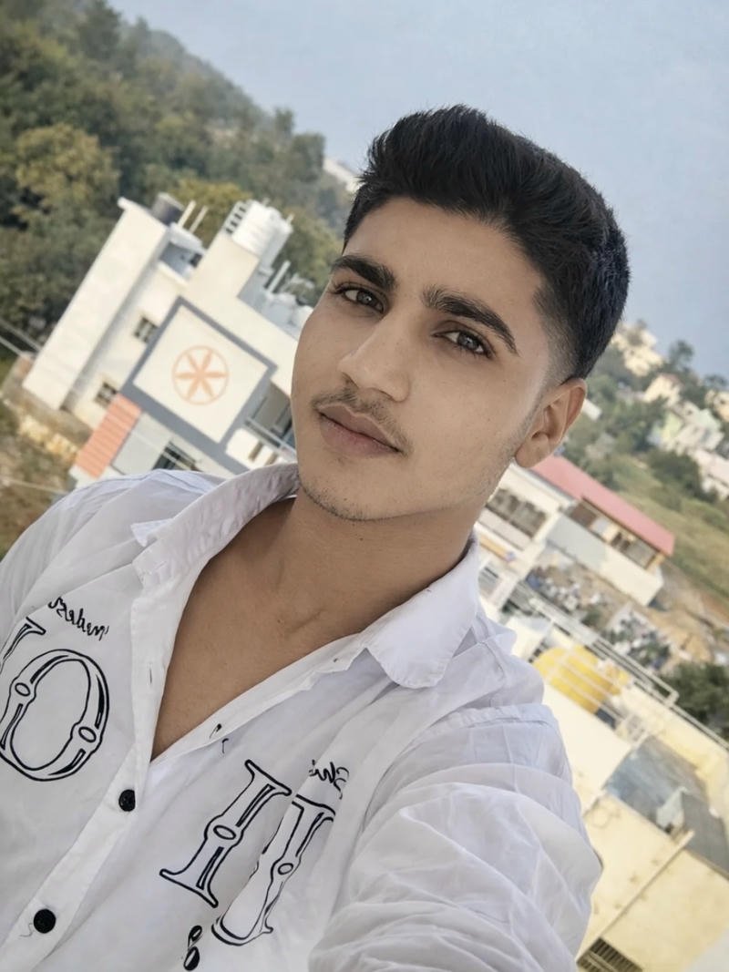 Nụ cười thân thiện nam thanh niên Ấn Độ