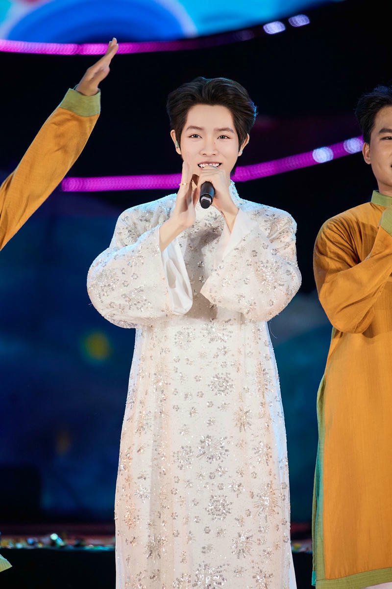 Nụ cười tươi của Đức Phúc trong ảnh nền sân khấu