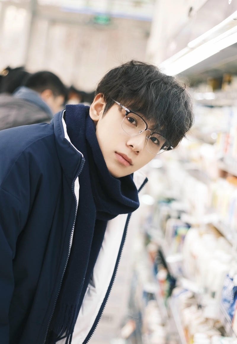 Nụ cười tươi của chàng trai trong ảnh trai K12