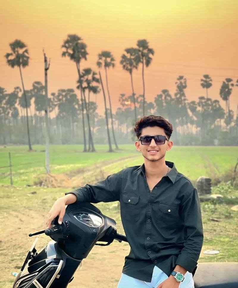 Nụ cười tươi rạng rỡ của trai ấn độ đẹp