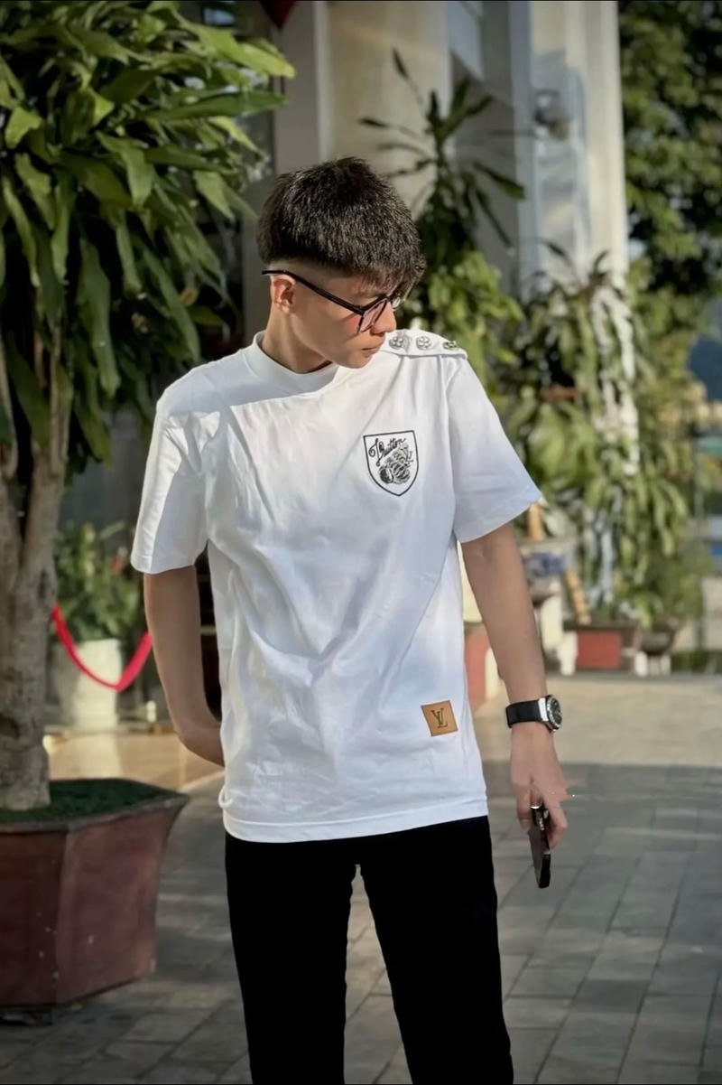 Outfit bomber đen tạo nét boy phố hiện đại