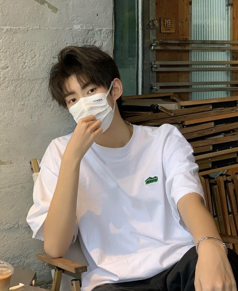 Phong cách đường phố cá tính trai đẹp mang khẩu trang