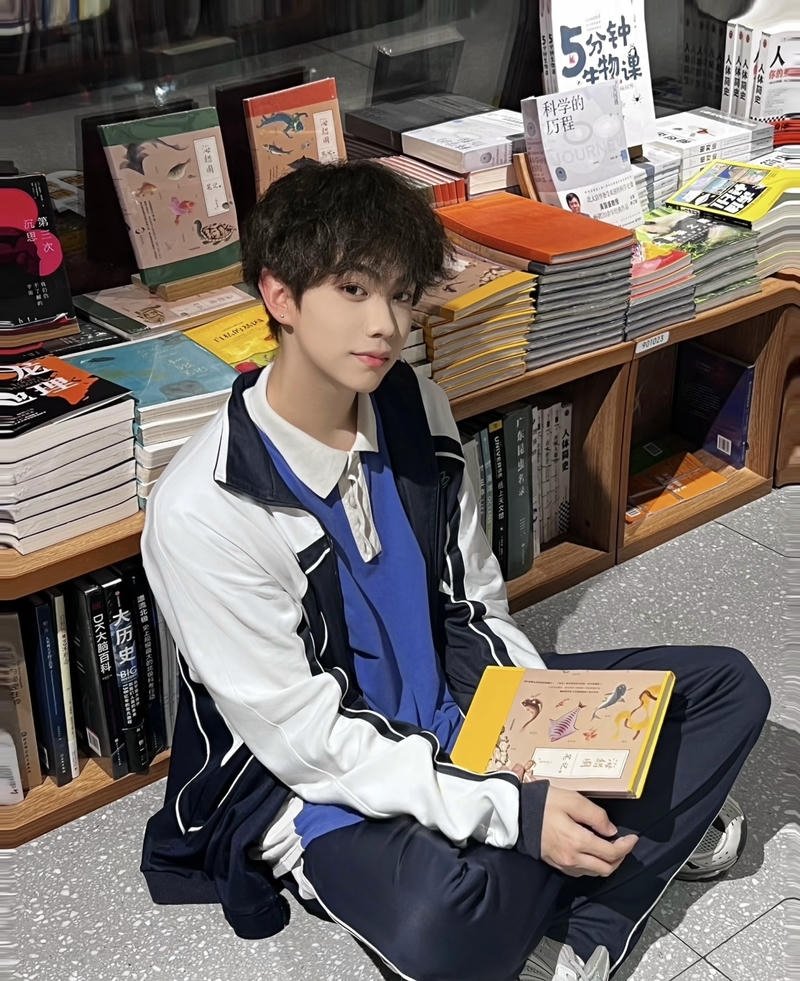 Phong cách giản dị làm ảnh trai k10 gần gũi hơn