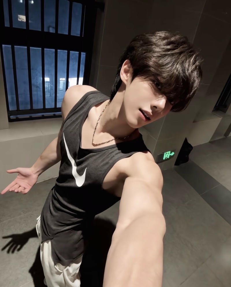 Phong cách năng động của hot boy trẻ tuổi