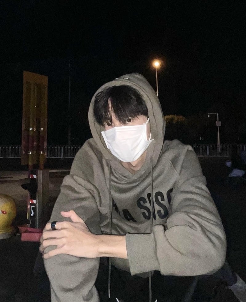 Phong thái bí ẩn cool ngầu cùng khẩu trang