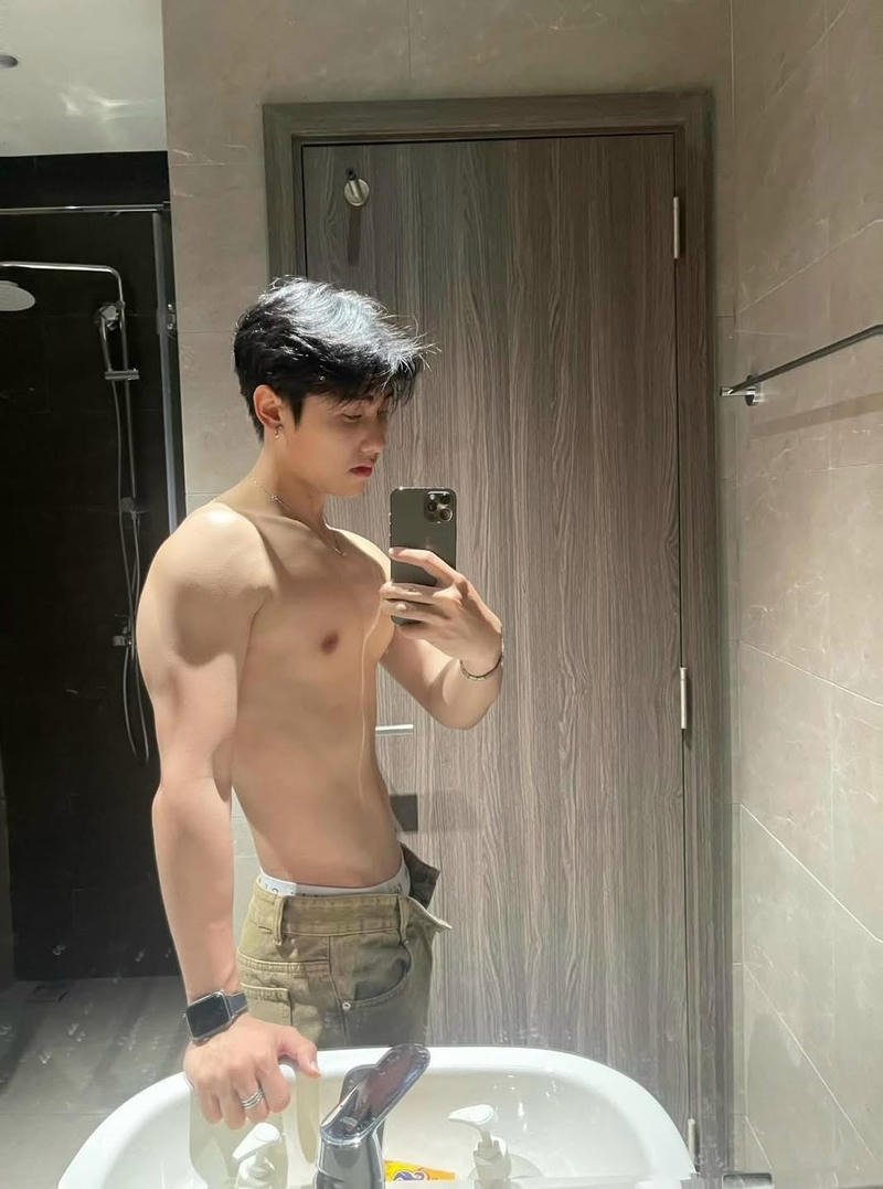 Phong thái lịch lãm của chàng trai Việt Nam