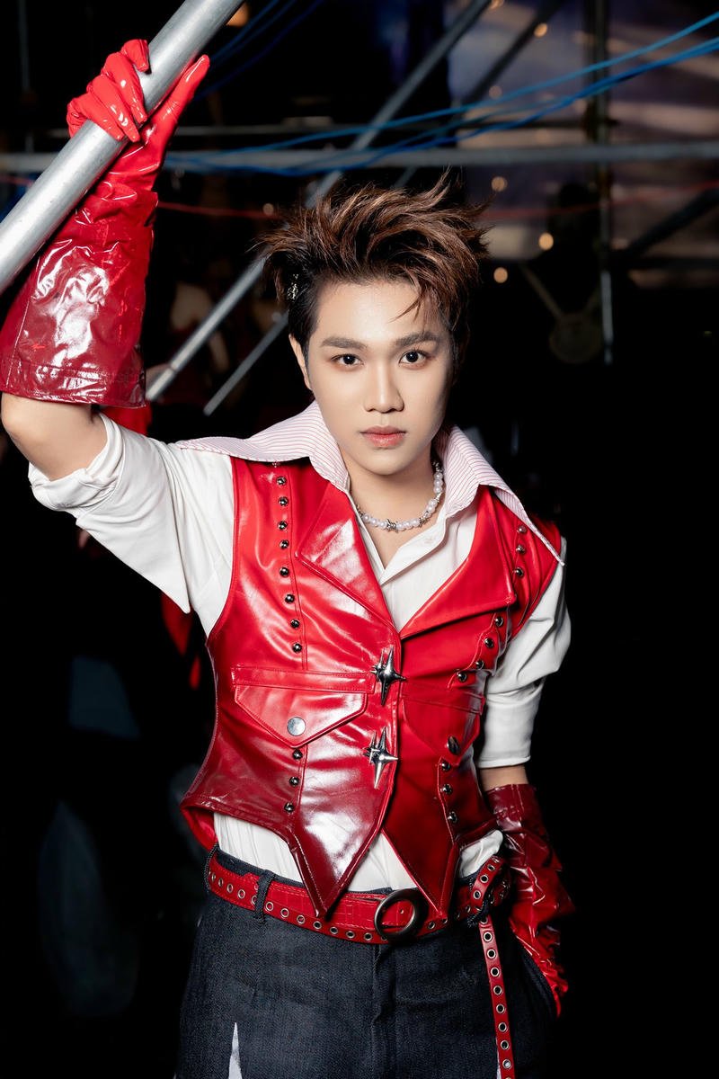 Phong thái tự nhiên xuất hiện trong hình nền Captain Boy