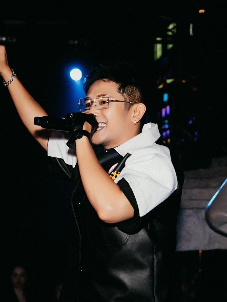 Phong thái tự nhiên xuất hiện trong hình nền Ricky Star