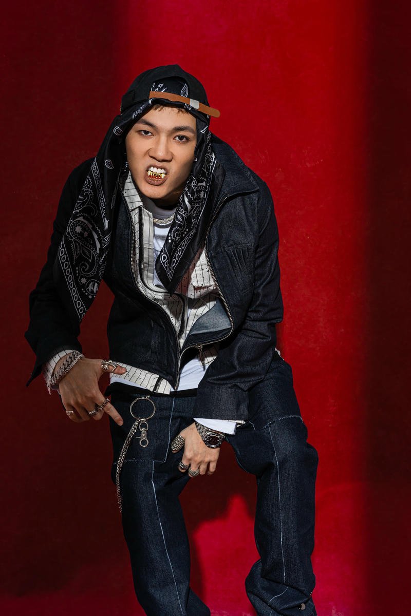 Phong thái tự nhiên xuất hiện trong hình nền Tage