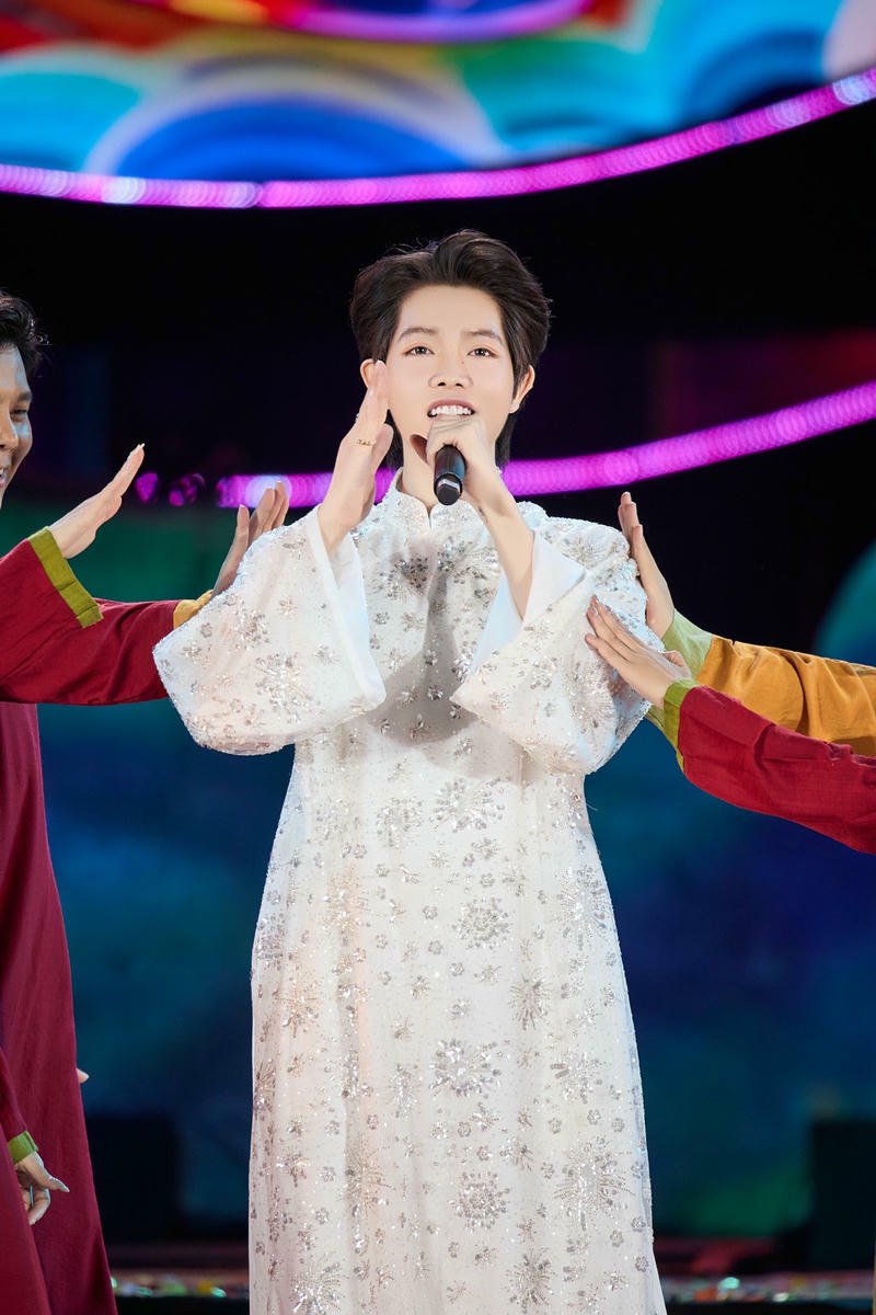 Phong thái tự tin của Đức Phúc trong ảnh nền dễ thương