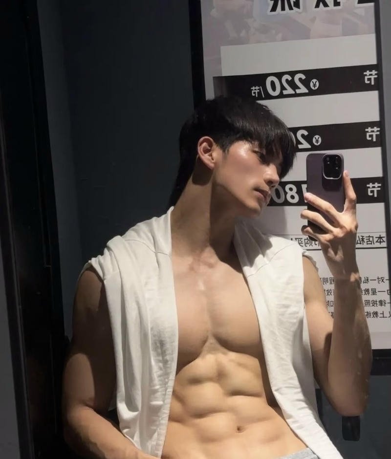 Thân hình cân đối khỏe khoắn của chàng trai trẻ