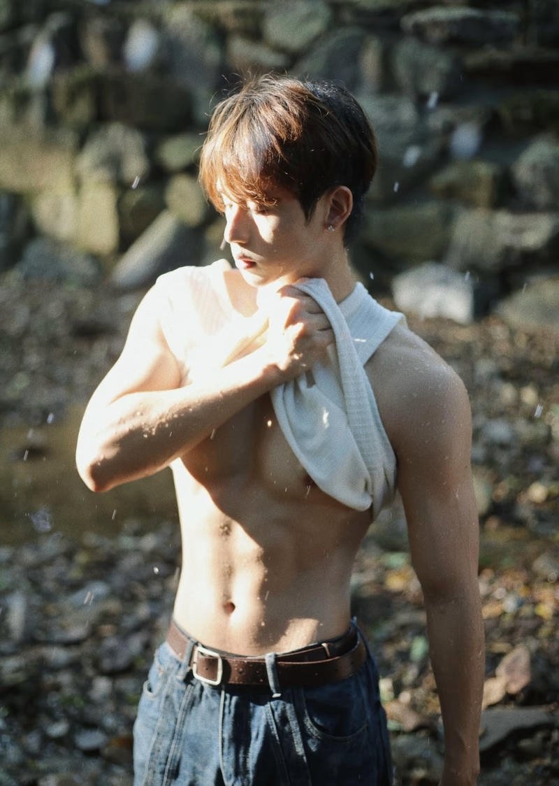 Thân hình cân đối với cơ bụng nổi bật rõ nét