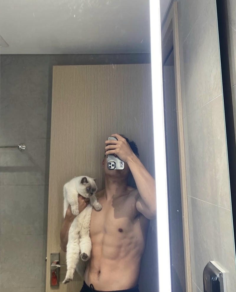 Thân hình lực lưỡng của chàng trai lấy tay che mặt