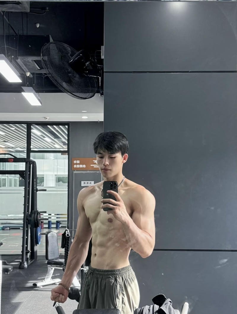 Thân hình rắn rỏi của chàng trai tập gym