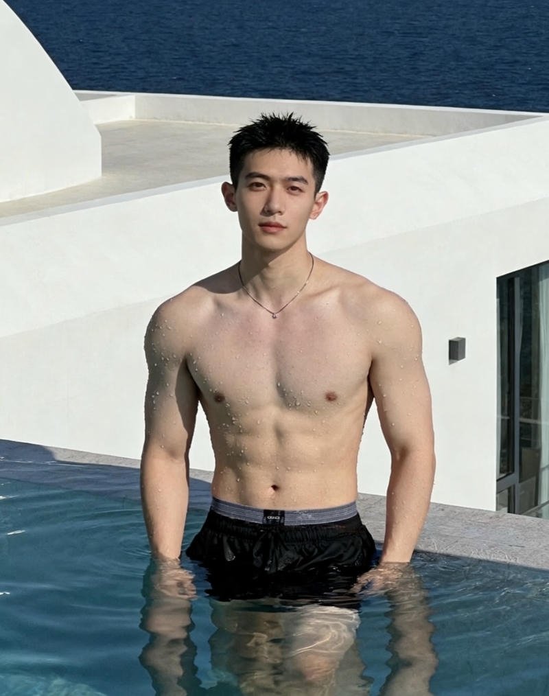 Thân hình săn chắc của nam mẫu trong ảnh trai 6 múi