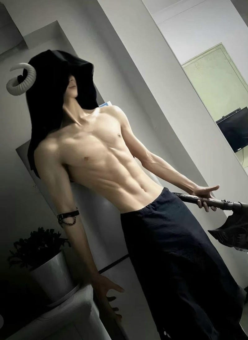 Thân hình săn chắc của nam thanh niên che mặt tự nhiên