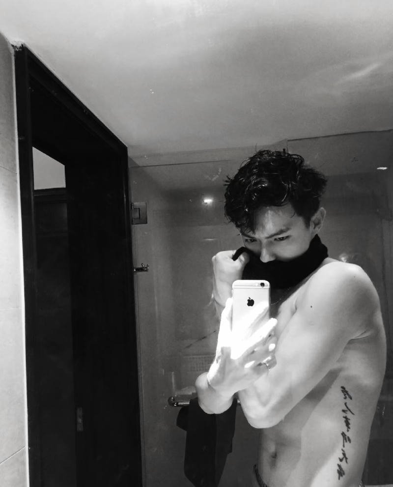 Thân hình săn chắc nam tính của chàng trai che mặt