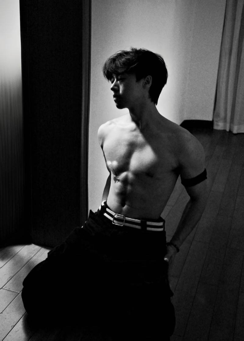 Thân hình thể thao của nam thanh niên che mặt