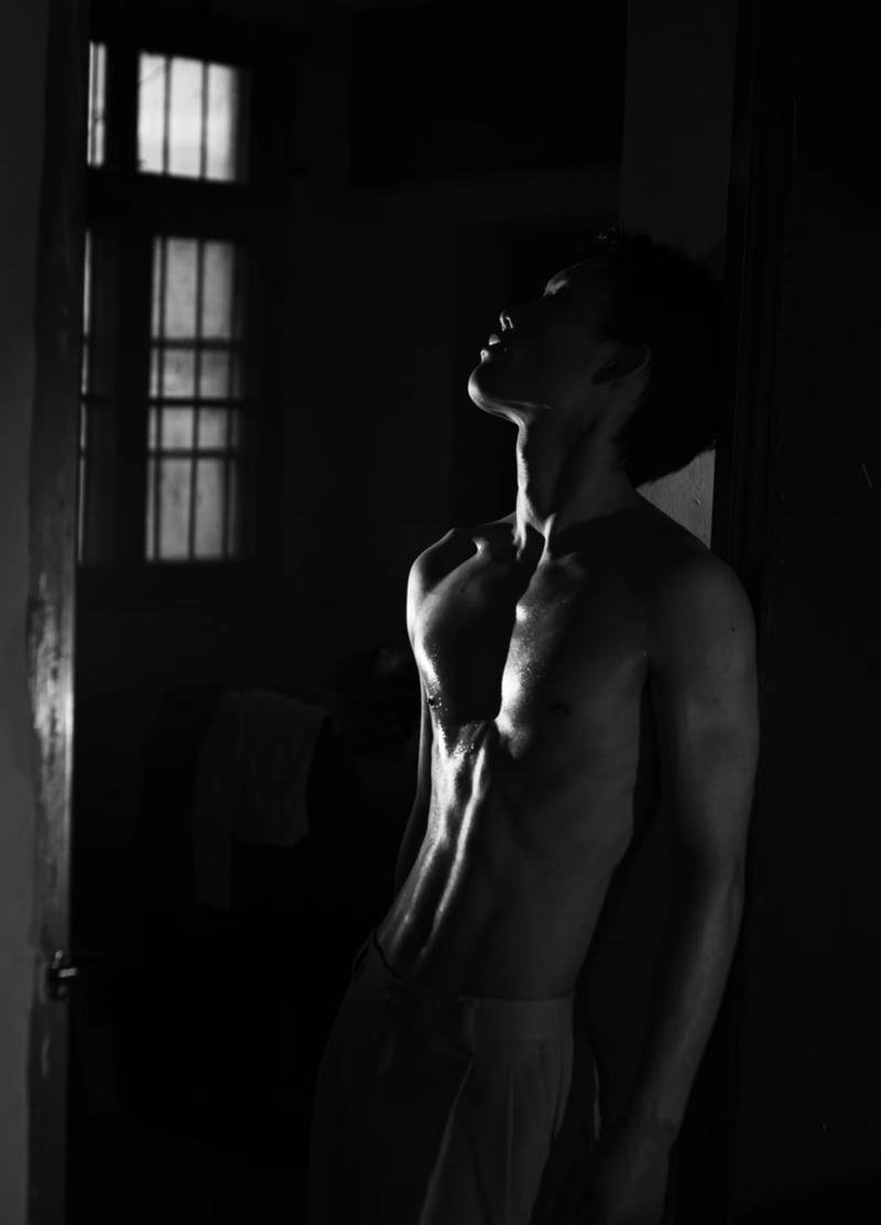 Thân hình thể thao nam tính của chàng trai che mặt