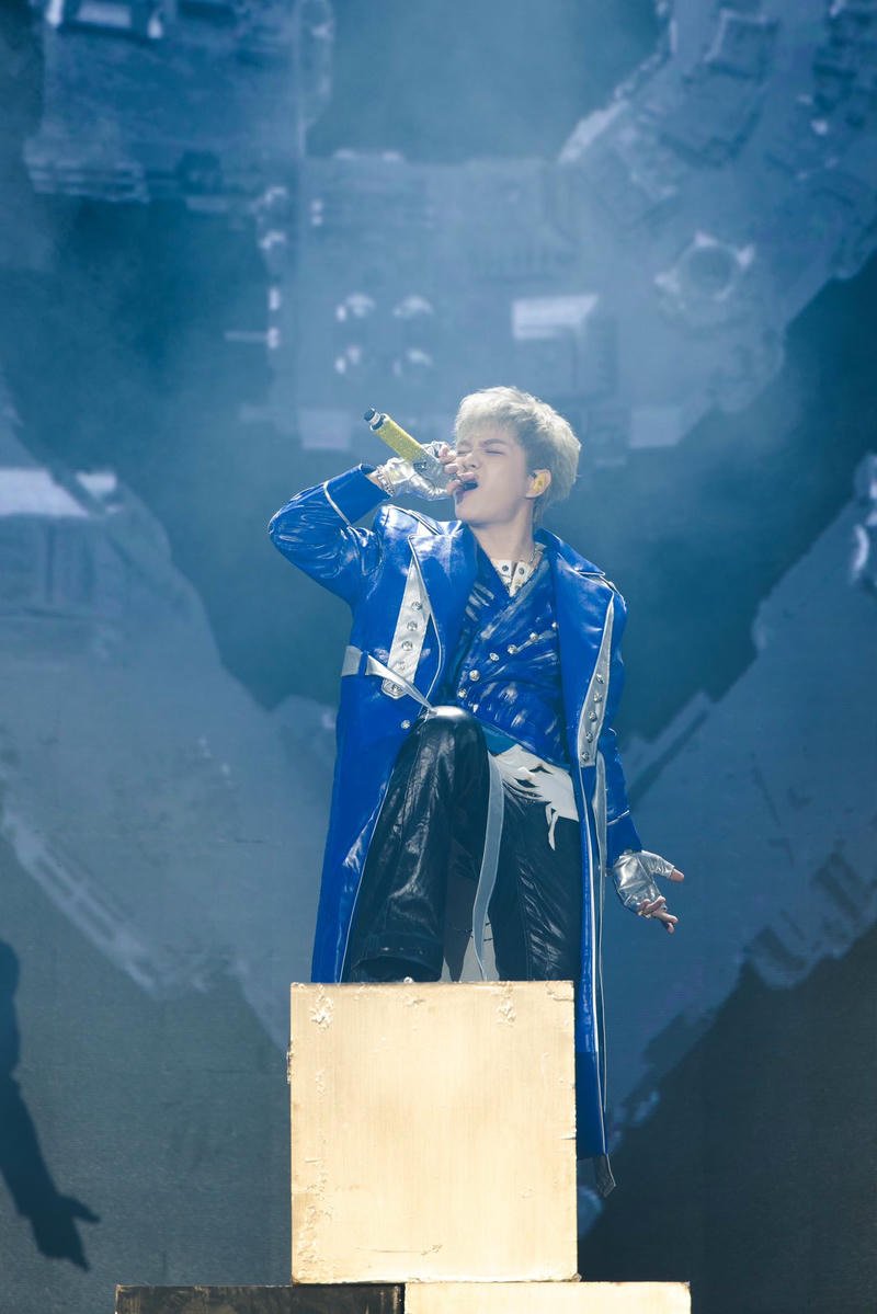 Thần thái biểu diễn ngầu trong hình nền Captain Boy sân khấu