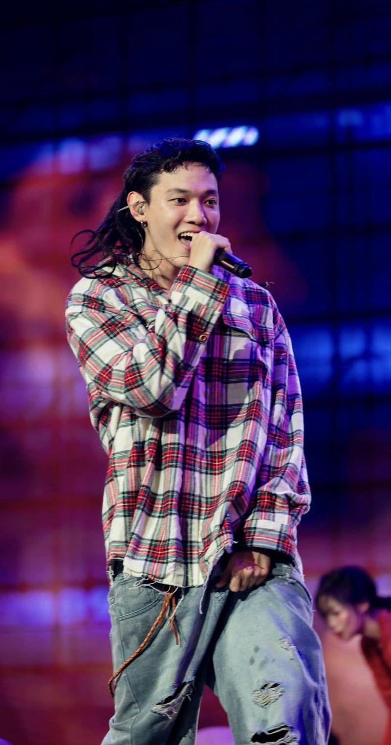 Thần thái biểu diễn nổi bật trong hình nền Tage sân khấu