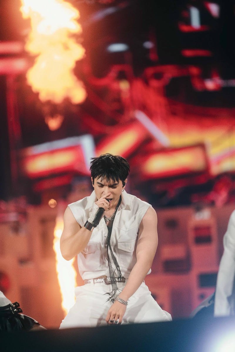 Thần thái cuốn hút của HIEUTHUHAI trên sân khấu