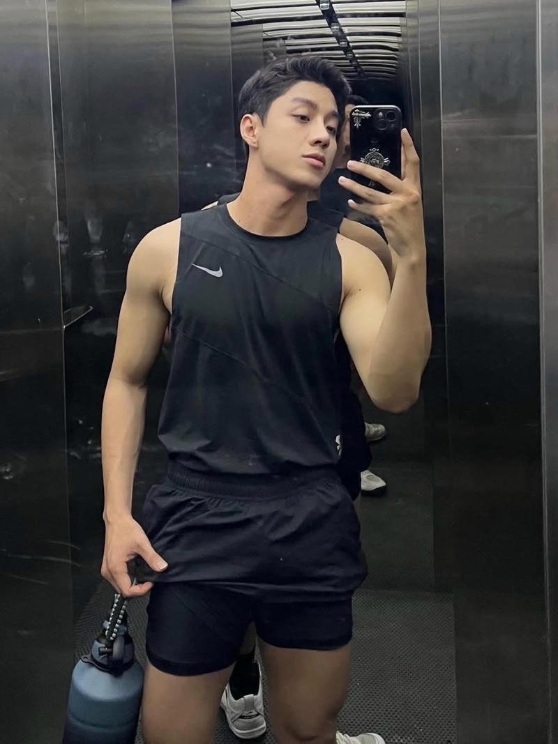 Thần thái cuốn hút của chàng trai trẻ Việt Nam