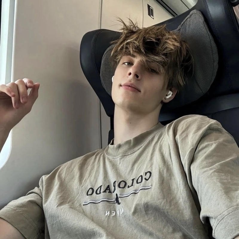 Thần thái điềm tĩnh trong avatar con trai ngầu nổi bật