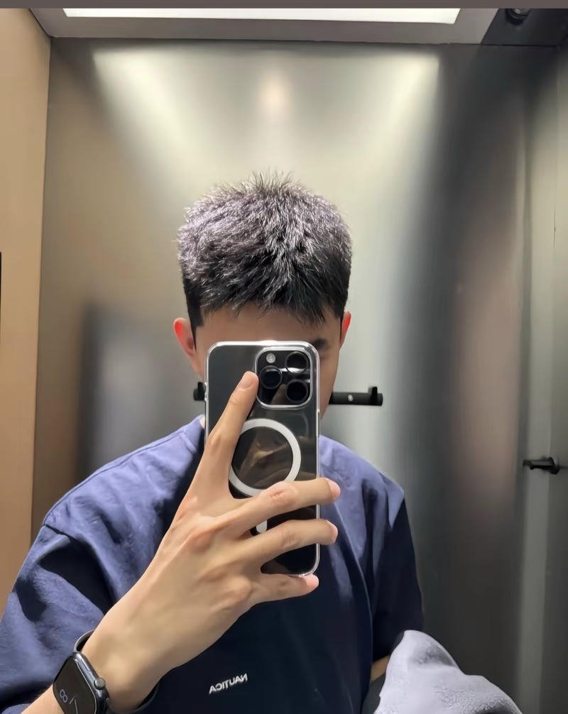 Thần thái đơn giản trong ảnh trai đẹp chụp trước gương che mặt