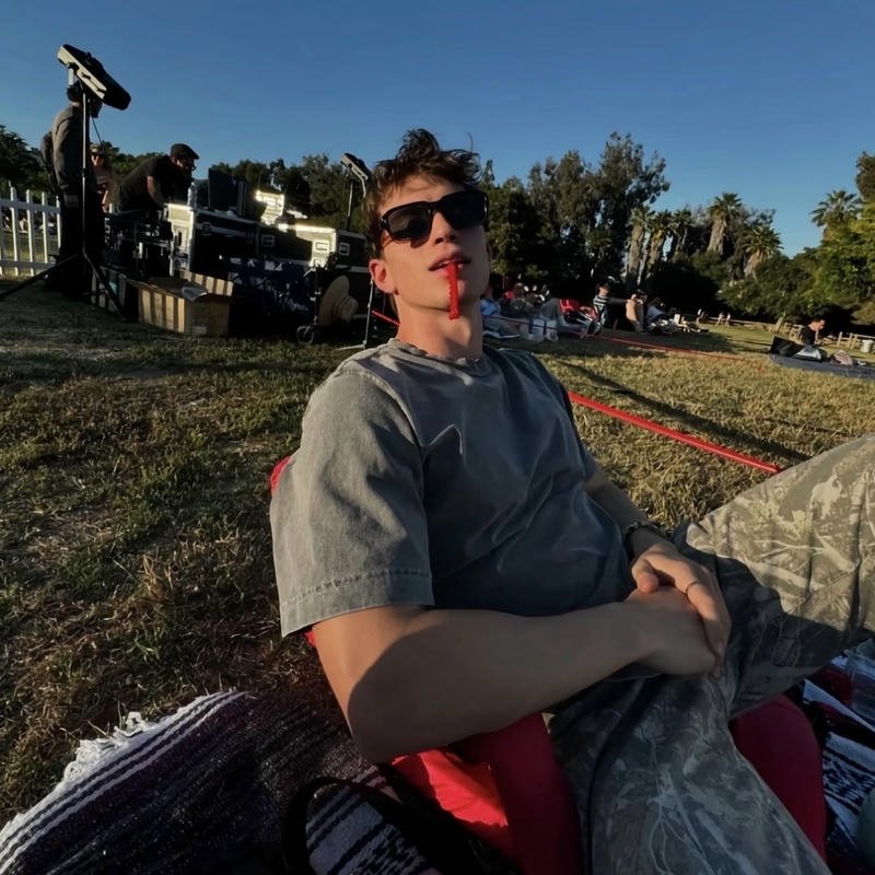 Thần thái lạnh lùng trong avatar con trai ngầu đầy cuốn