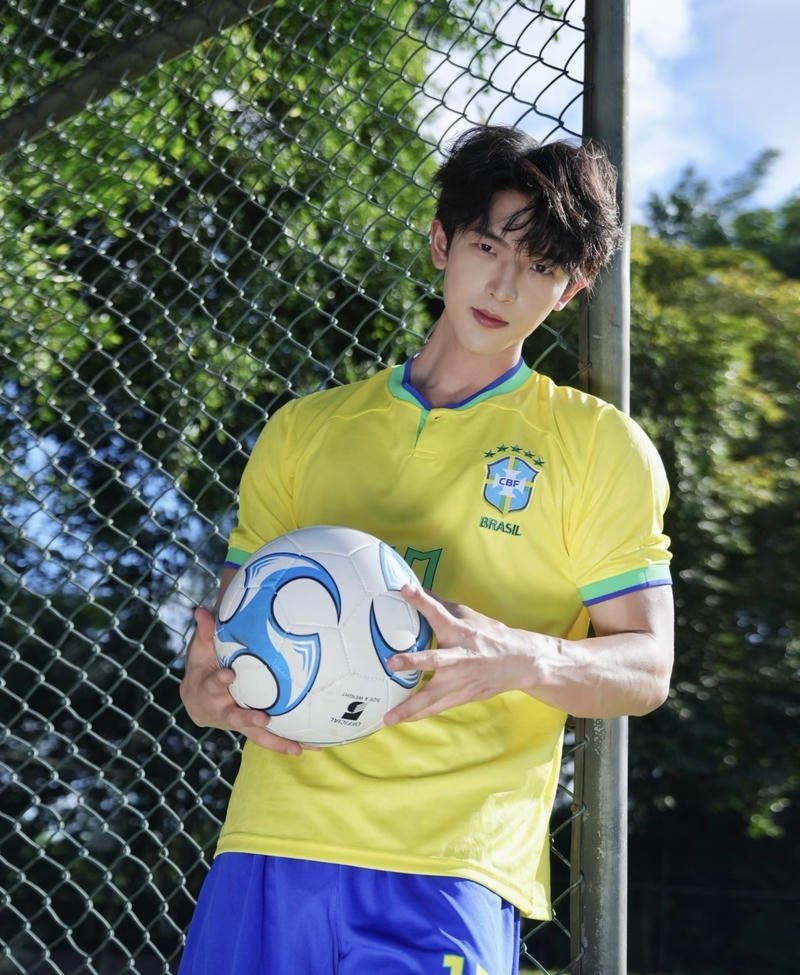 Thần thái nhẹ trong ảnh trai đá bóng dễ gây thiện cảm