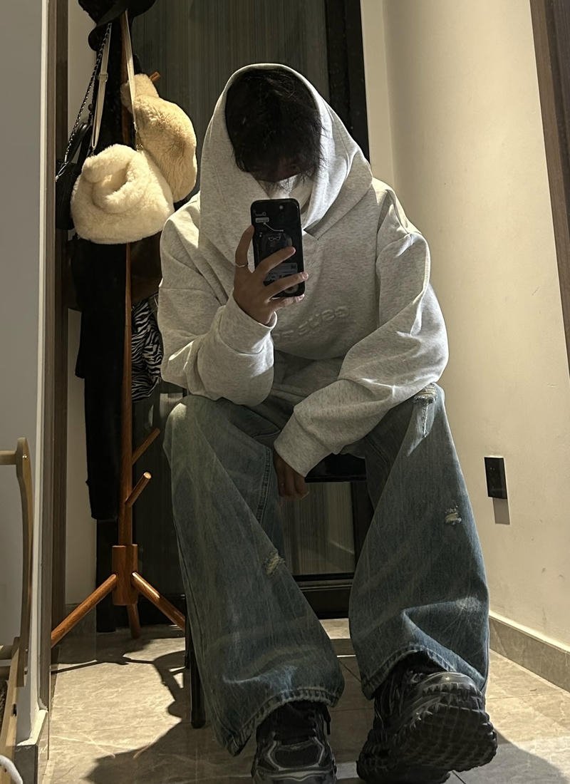 Thần thái trầm trong ảnh trai đẹp chụp trước gương che mặt