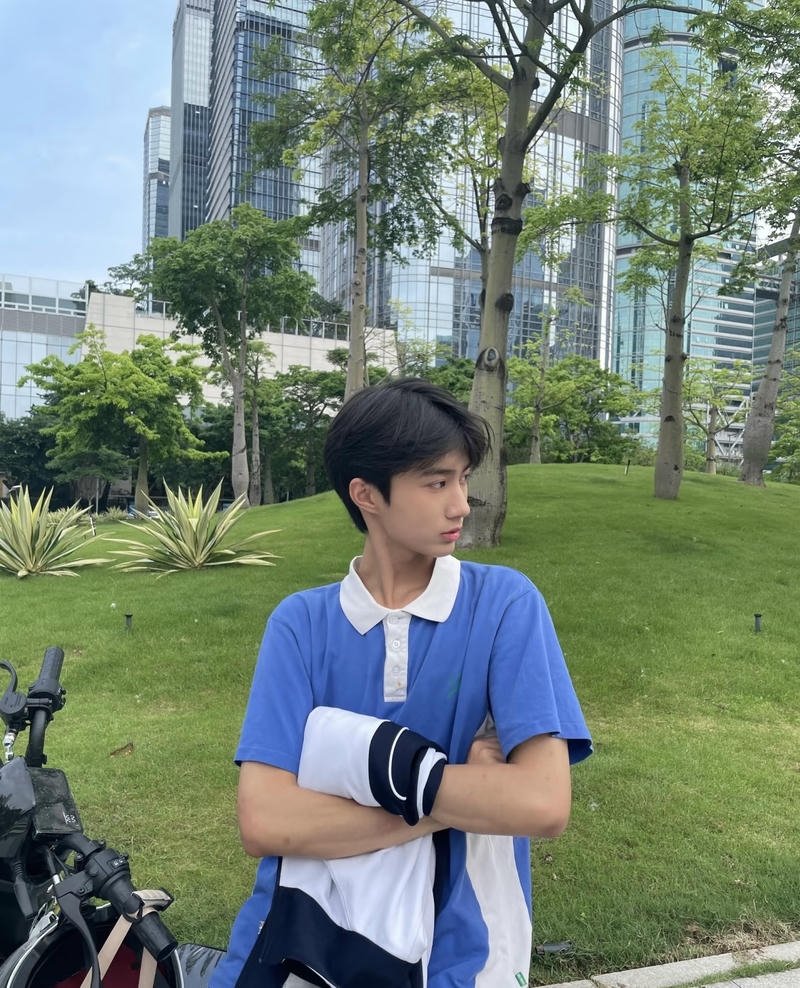 Thần thái tự nhiên làm ảnh trai k10 trở nên cuốn hút hơn