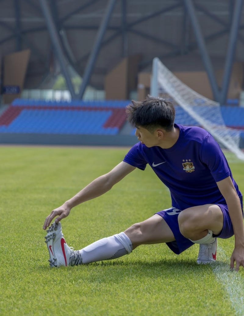 Thần thái tự nhiên trong ảnh trai đá bóng đầy cuốn