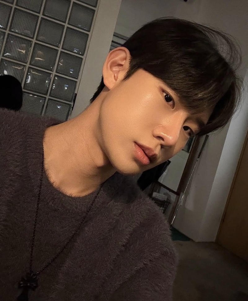 Thanh niên Hàn Quốc gương mặt thư sinh ánh mắt sâu