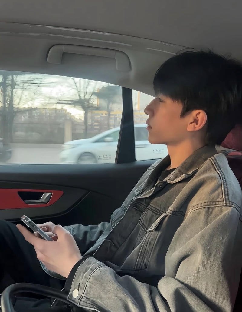 Thanh niên Hàn Quốc phong cách thời trang cá tính