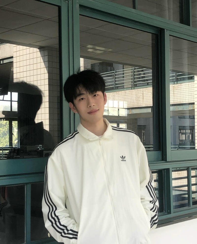 Thanh niên Trung Quốc đẹp trai phong cách thư sinh nhẹ nhàng