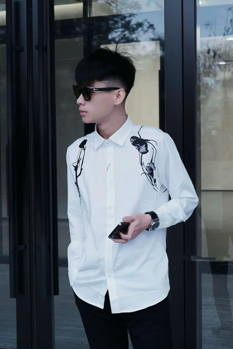 Thanh niên đứng phố đêm với hình tượng boy phố