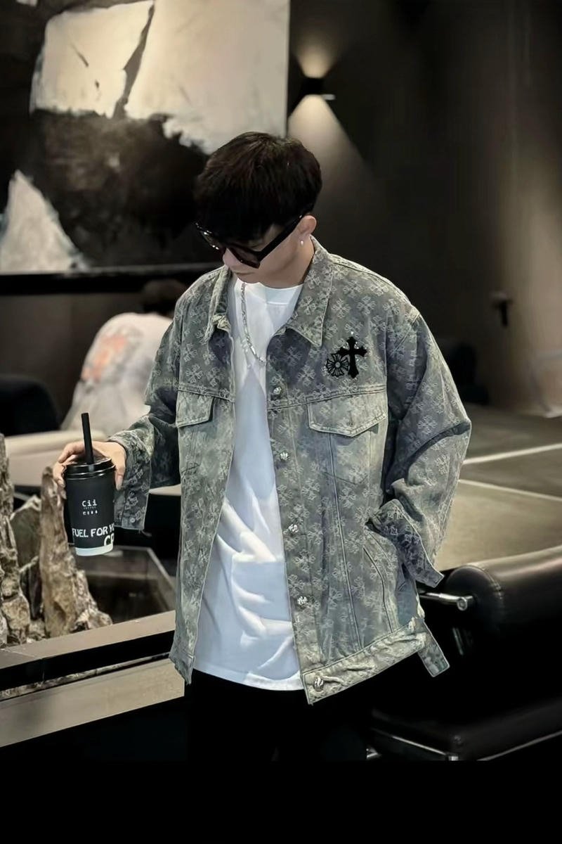 Thanh niên mặc áo khoác rộng phong cách boy phố