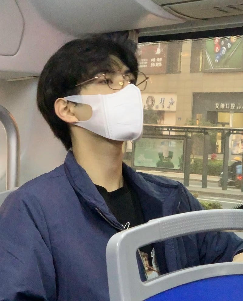 Thanh niên phong cách Hàn Quốc mang khẩu trang