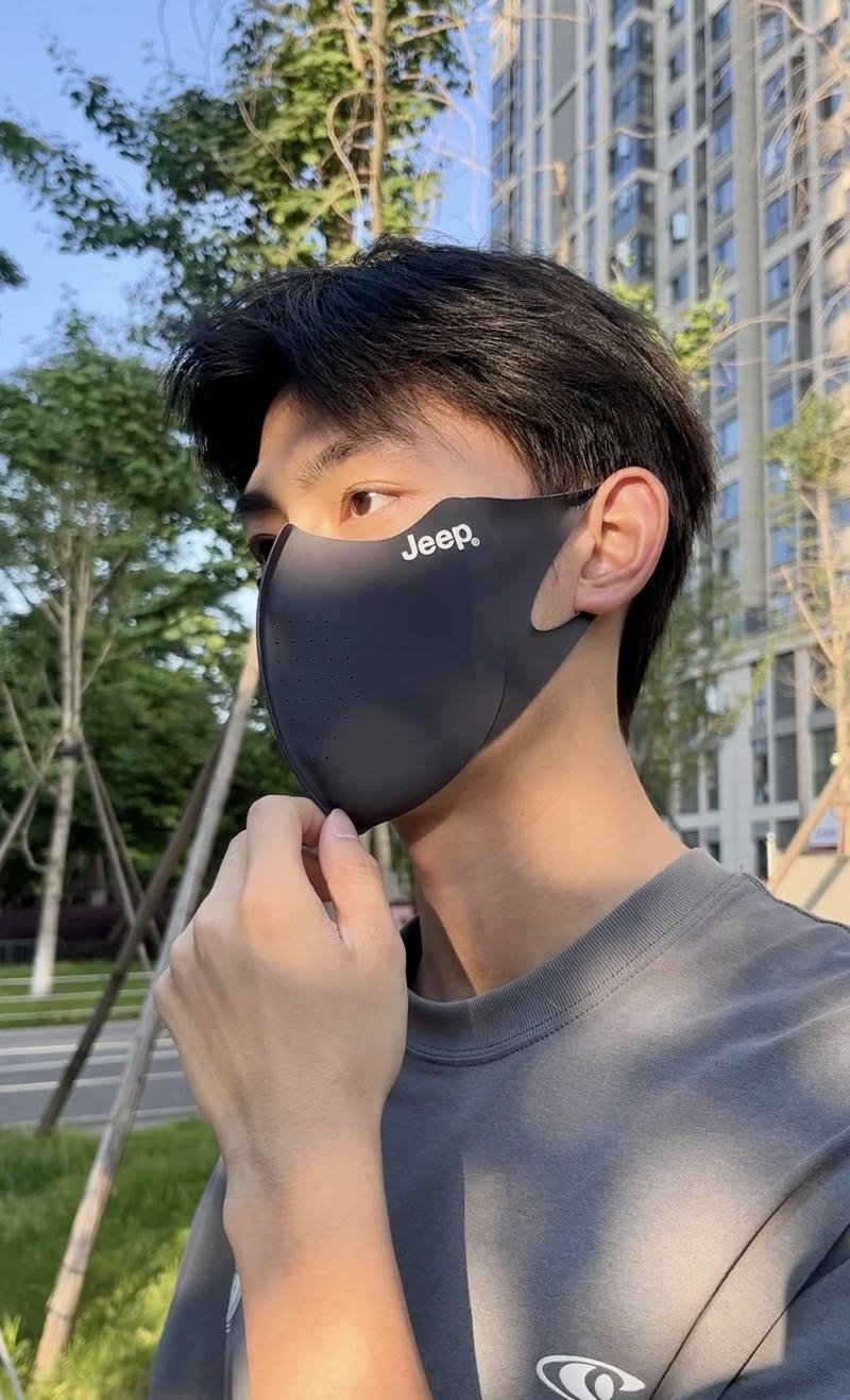 Thanh niên phong cách tối giản sử dụng khẩu trang đen