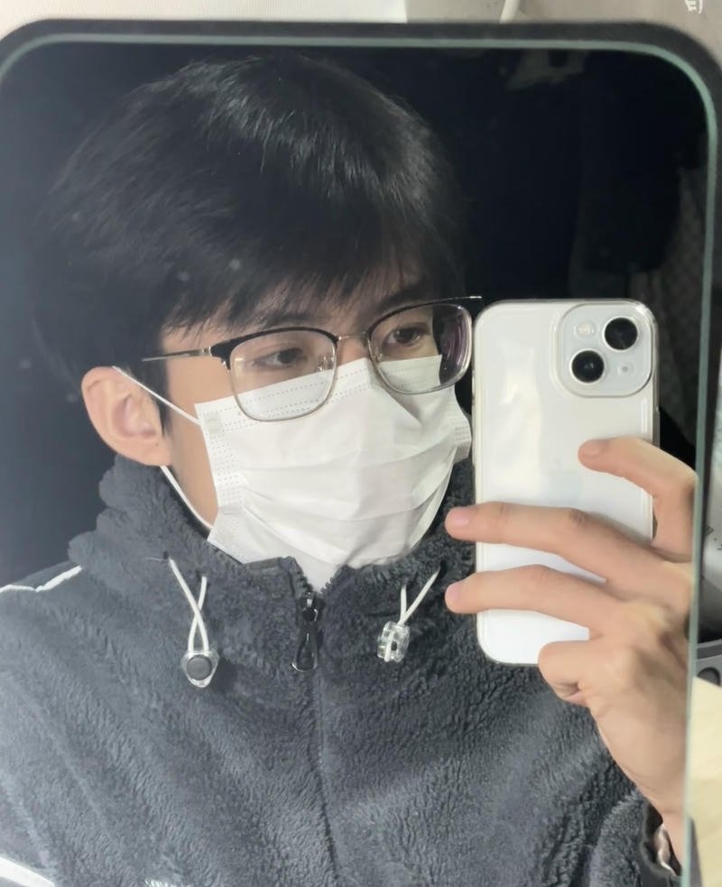 Thanh niên selfie trước gương ảnh trai đẹp đeo khẩu trang