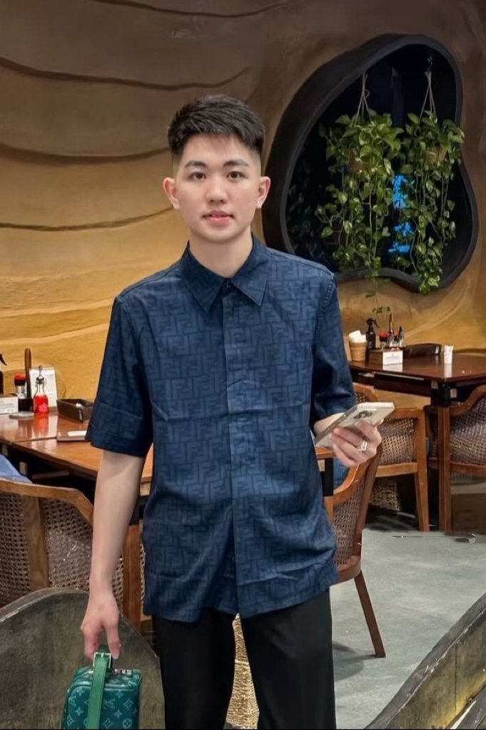 Thanh niên tạo dáng trước tường graffiti vibe boy phố