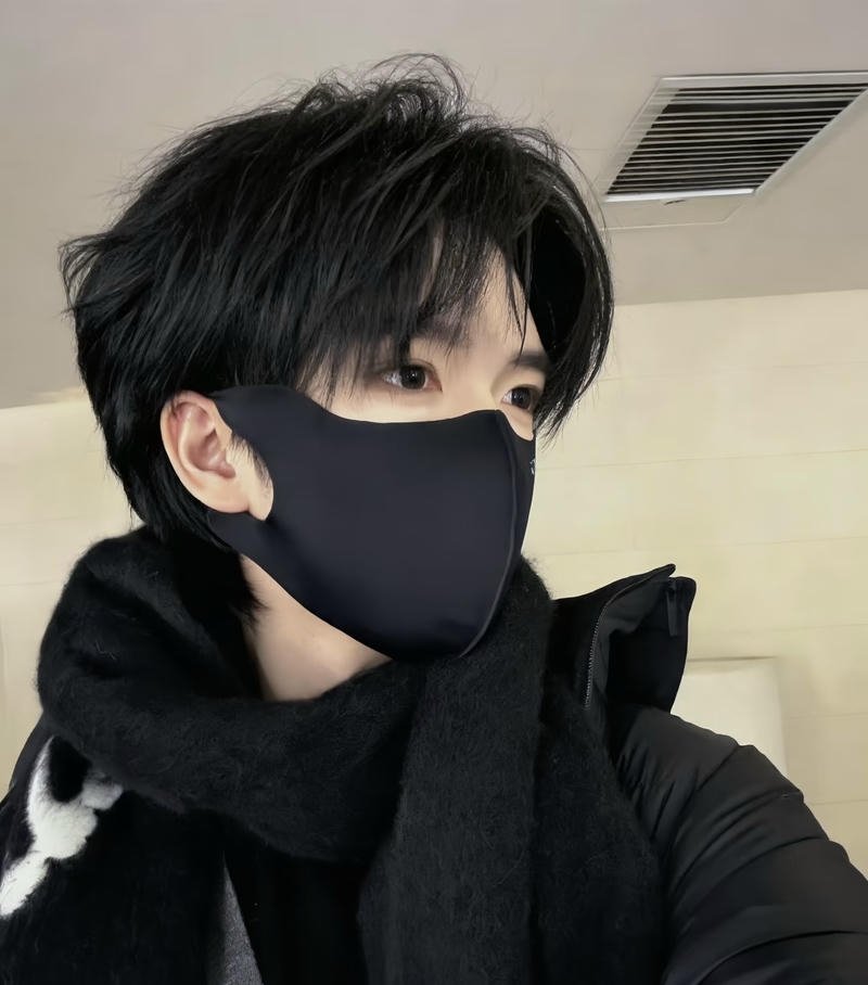 Thanh niên tự selfie cận mặt với khẩu trang đen