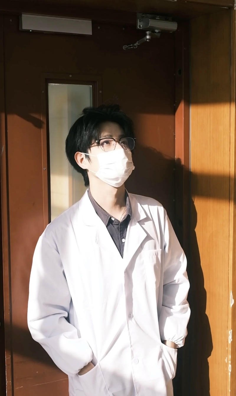 Thanh niên vibe lạnh lùng mang khẩu trang trắng