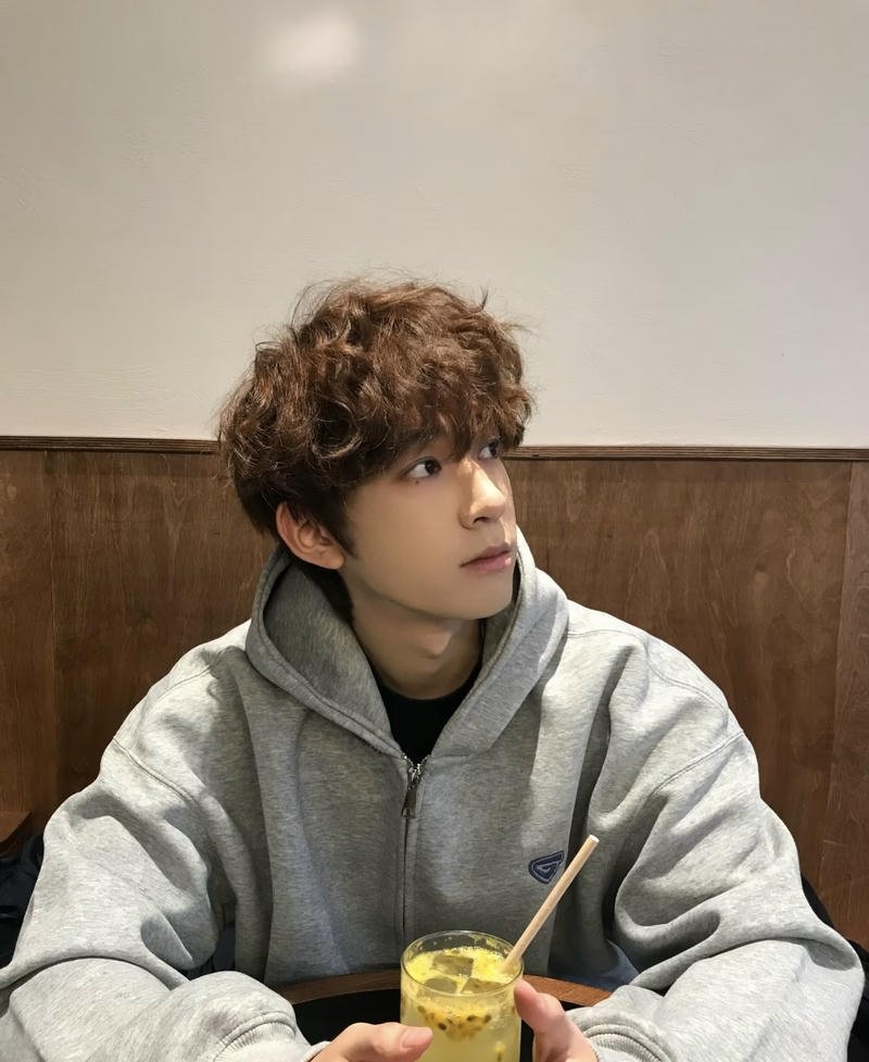 Thanh thiếu niên phong cách đời thường ảnh trai 2K8