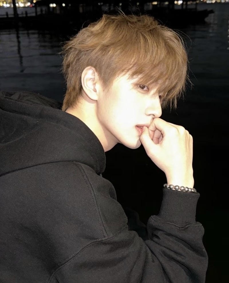 Thanh thiếu niên phong cách hiện đại ảnh trai 2K8