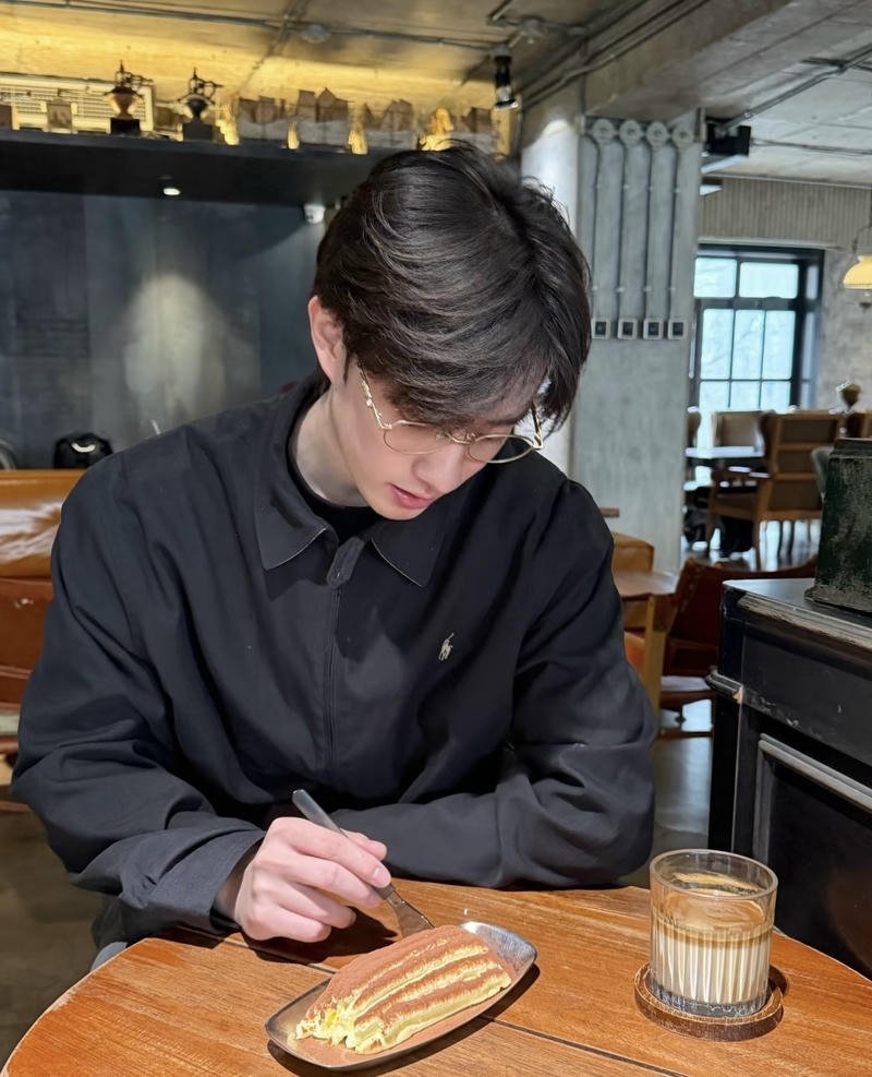 Thanh thiếu niên tạo dáng nhẹ nhàng ảnh trai 2K8